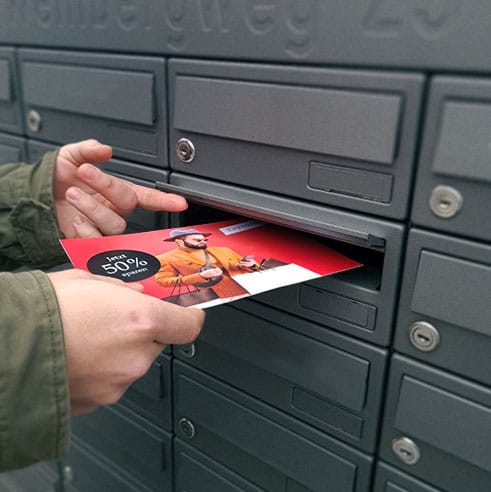 Postkarte-in-Briefkasten-einschmeißen